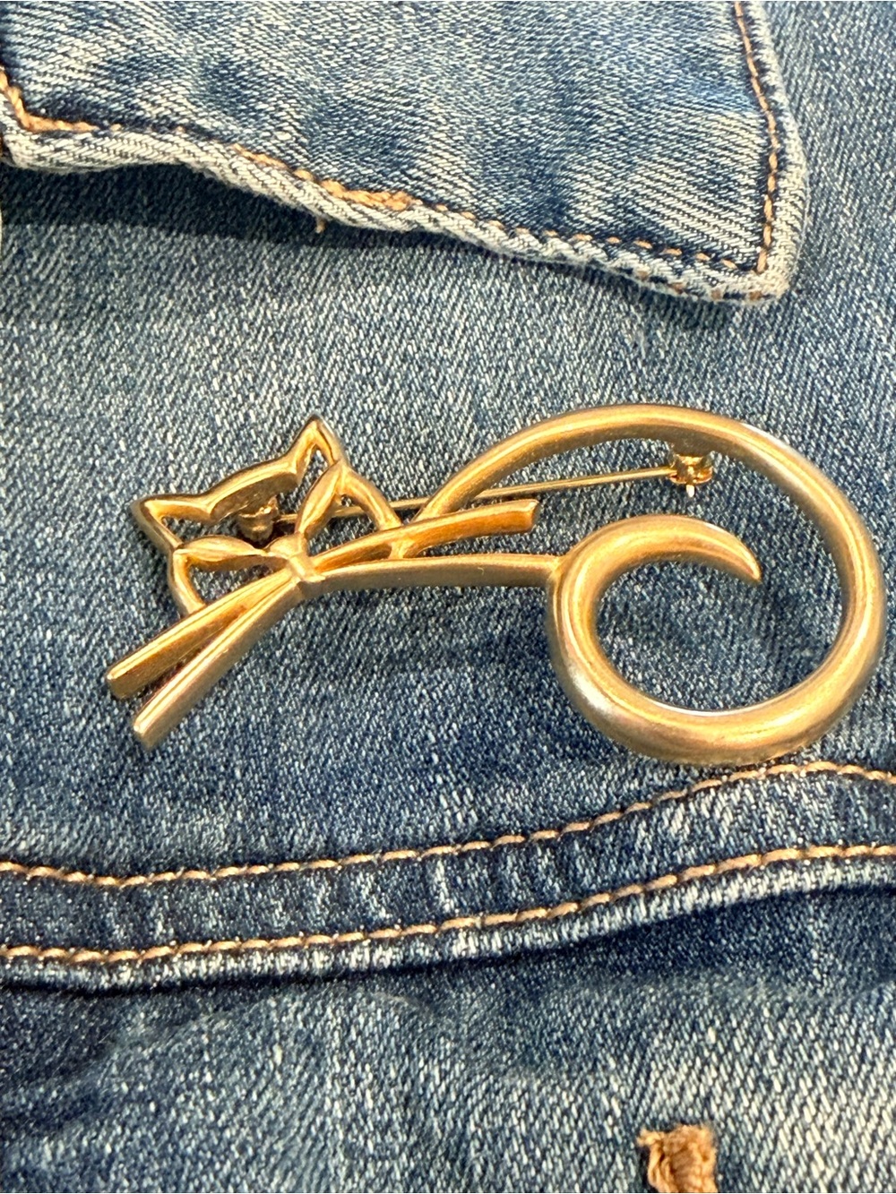 Gold Cat Silhouette Brooch - Elegant Women’s Jewelry